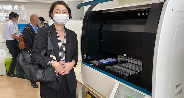 新型コロナウイルスの検査システムを見学する安藤じゅん子千葉県議会議員