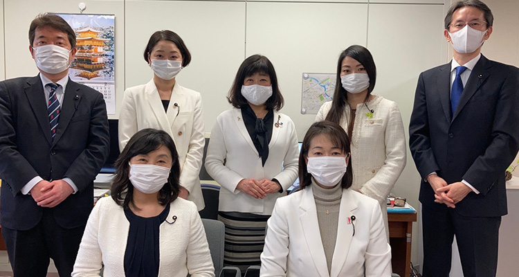 森会長の女性蔑視発言に抗議して白ジャケットを着る安藤じゅん子と女性県議