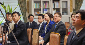 代議士会に出席する安藤じゅん子