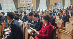 代議士会に出席する安藤じゅん子衆議院議員