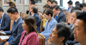 代議士会に出席する安藤じゅん子衆議院議員