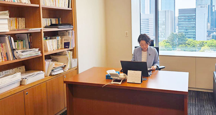 執務中の安藤じゅん子衆議院議員