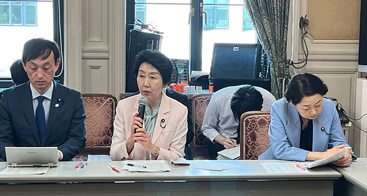 ヒアリングする安藤じゅん子衆議院議員