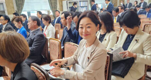 代議士会に出席する安藤じゅん子衆議院議員
