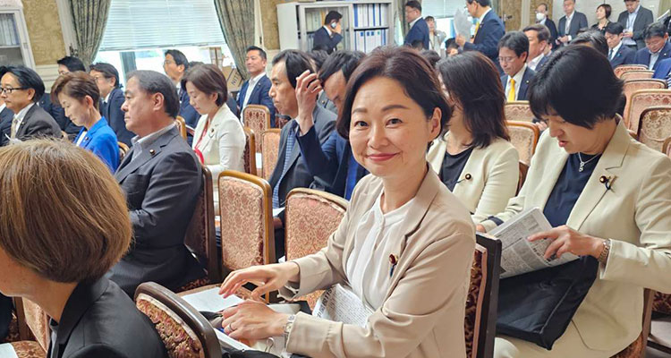 代議士会に出席する安藤じゅん子衆議院議員
