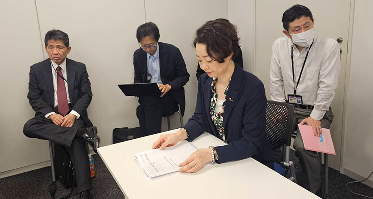 党の合同会議に出席する安藤じゅん子衆議院議員