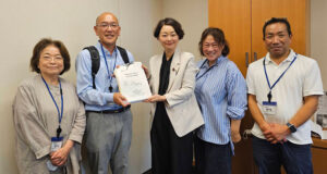 千葉県労働組合連合会から請願署名を受け取る安藤じゅん子衆議院議員
