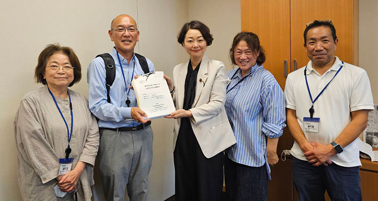 千葉県労働組合連合会から請願署名を受け取る安藤じゅん子衆議院議員