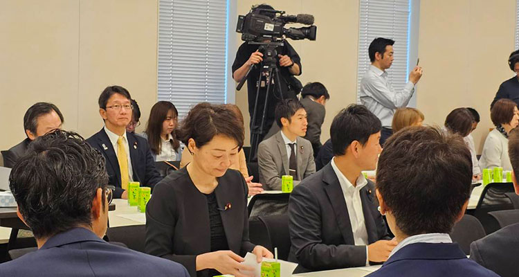 再審法議連総会に出席する安藤じゅん子衆議院議員