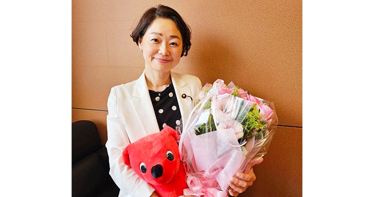 誕生日にお祝いの花束をもらう安藤じゅん子衆議院議員