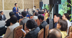 代議士会に出席する安藤じゅん子衆議院議員