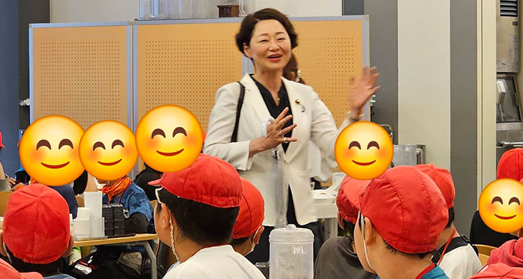 国会見学の小学生に挨拶する安藤じゅん子衆議院議員
