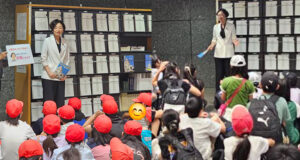 小学生たちに挨拶する安藤じゅん子衆議院議員