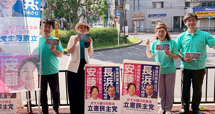 駅頭活動を行う安藤じゅん子衆議院議員