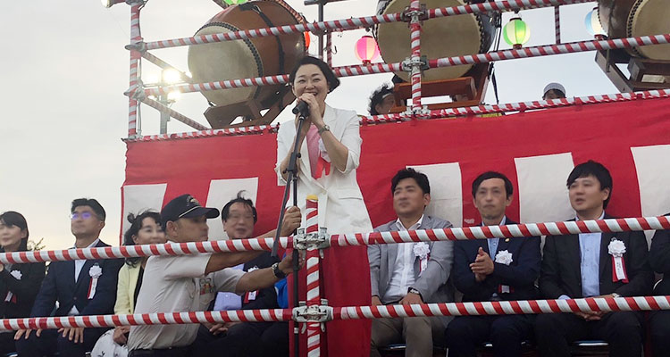 松戸駐屯地盆踊り大会であいさつする安藤じゅん子衆議院議員