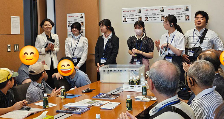国会見学会にてあいさつする安藤じゅん子衆議院議員