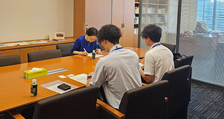 スポーツ庁からレクを受ける安藤じゅん子衆議院議員