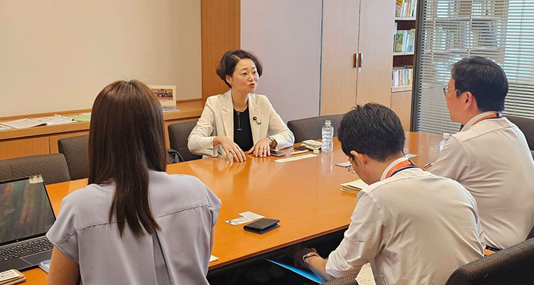 レクを受ける安藤じゅん子衆議院議員
