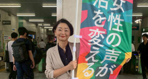 駅頭活動する安藤じゅん子衆議院議員