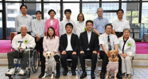 千葉県議会にて関根ジロー県議、熊谷俊人知事、安藤じゅん子衆議院議員と支援者の皆様