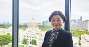 両院議員総会に出席する安藤じゅんこ