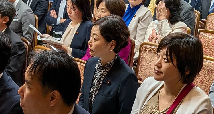 代議士会に出席する安藤じゅん子衆議院議員