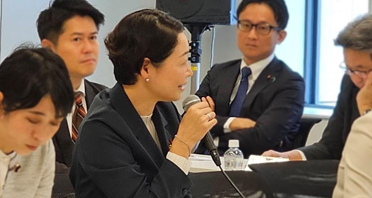 政調拡大政調役員会にて発言する安藤じゅん子衆議院議員