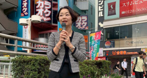 松戸駅にて駅頭活動を行う安藤じゅん子衆議院議員