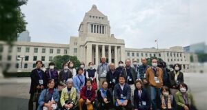 国会見学に参加する安藤じゅん子