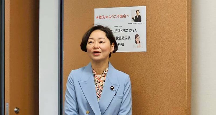 国会見学にて参加者の皆さまにご挨拶をする安藤じゅん子衆議院議員