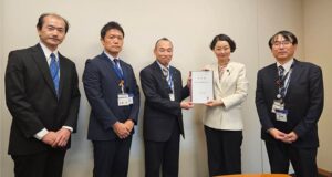 千葉県下水道協会より要望書を受け取る安藤じゅん子