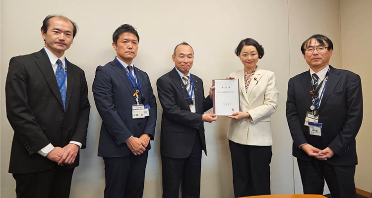 千葉県下水道協会より要望書を受け取る安藤じゅん子