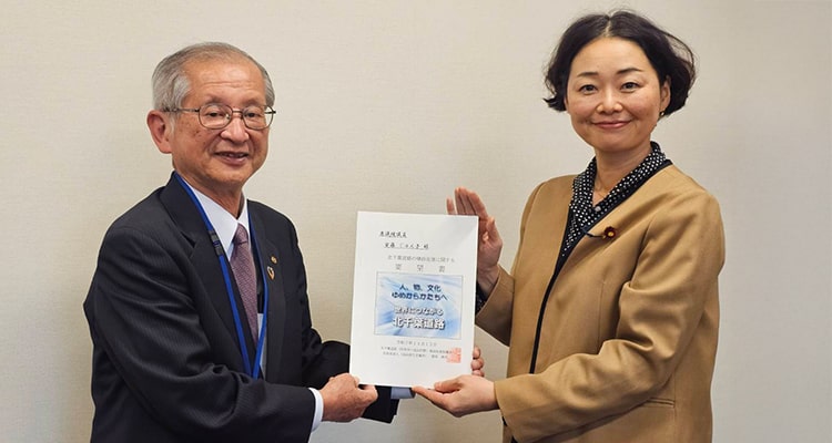 北千葉道路の建設促進協議会諸岡代表世話人より要望書を受け取る安藤じゅん子衆議院議員