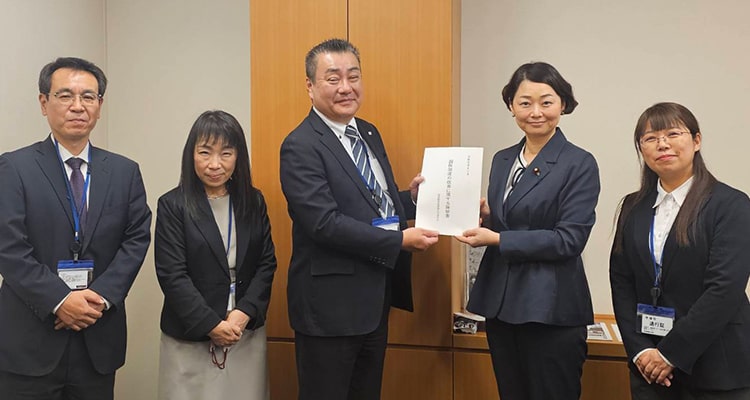 千葉県国民健康保険団体連合会より陳情書を受け取る安藤じゅん子衆議院議員