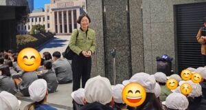 国会見学に来てくださった松戸市立河原塚小学校の皆さんにご挨拶する安藤じゅん子