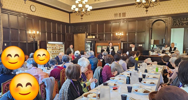国会議事堂の議員食堂で牛カレーライスの昼食をとる見学者の皆さんの様子