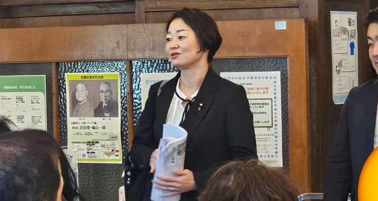 国会議事堂の議員食堂で見学者の皆さんにご挨拶する安藤じゅん子衆議院議員