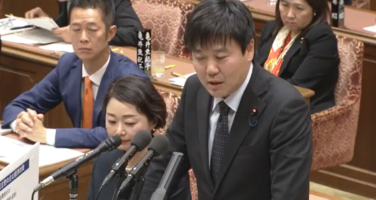 予算委員会にて本庄議員をサポートする安藤じゅん子衆議院議員