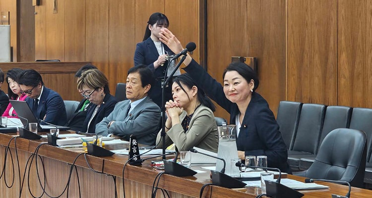 文部科学委員会にて質疑をおこなう安藤じゅん子衆議院議員