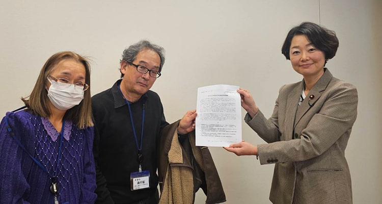 全国学校事務労組連絡会議様より要請書を受け取る安藤じゅん子衆議院議員