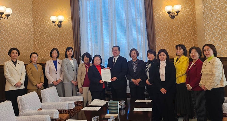 衆議院議事堂内の女性トイレの増設に関する要望書を女性議員有志とともに議員運営委員長に提出する安蔵じゅん子衆議院議員
