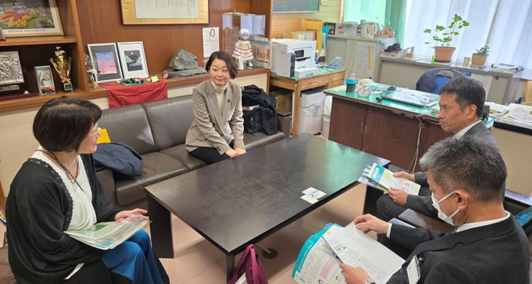 吃音出前授業視察松本市教育委員長との懇談をおこなう安藤じゅん子衆議院議員