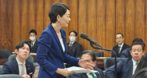 地・こ・デジ特別委員会にて質疑をおこなう安蔵じゅん子