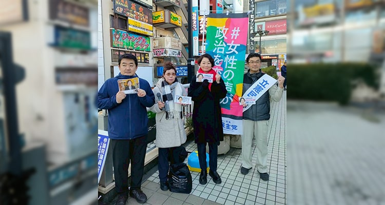 松戸駅東口にて駅頭活動をおこなう安藤じゅん子衆議院議員