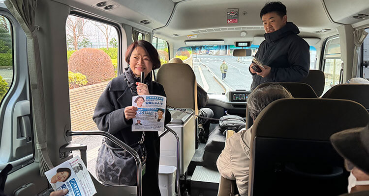 バスツアーにてご挨拶する安藤じゅん子衆議院議員