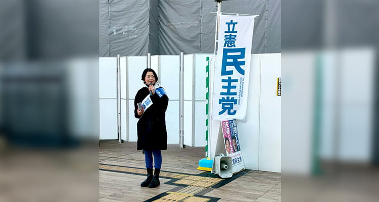 松戸駅西口にて駅頭活動をする安藤じゅん子衆議院議員