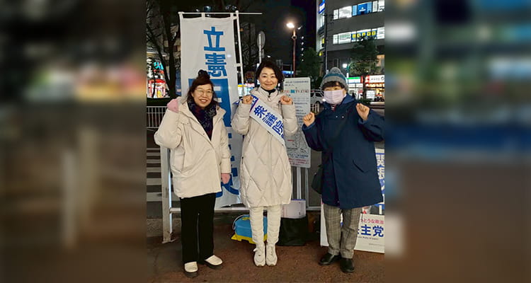 八柱駅にて駅頭活動を行う安藤じゅん子衆議院議員