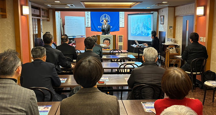新松戸駅にて駅頭活動を行う安藤じゅん子衆議院議員