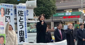 新検見川駅にて駅頭活動を行う安藤じゅん子