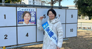 ポスターを掲示する安藤じゅん子